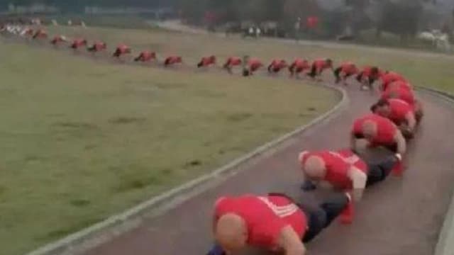 中国乐龄团队集体“鳄鱼爬”健身 医生提醒并非人人适合
