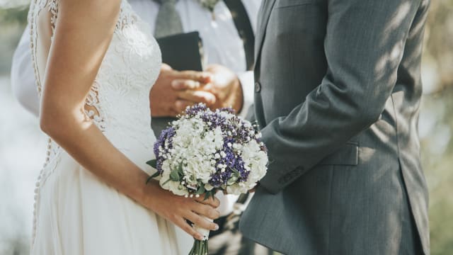 拍了一天不准吃喝歇息 婚礼摄影师怒而删除所有照片