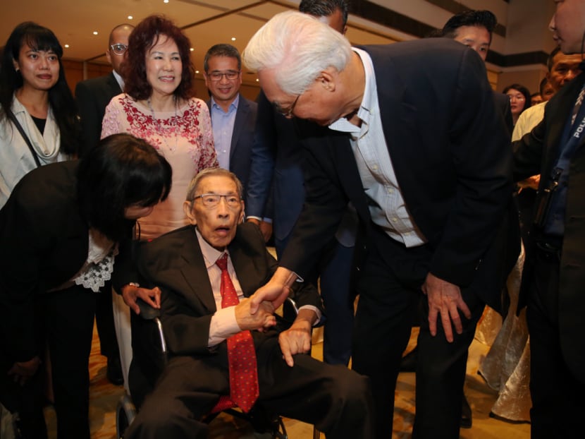 Emeritus Senior Minister Goh Chok Tong (right) shaking the hand of veteran politician Chiam See Tong when he turned up midway through a gala dinner in aid of the Chiam See Tong Sports Fund. Emeritus Senior Minister Goh Chok Tong (right) shaking the hand of veteran politician Chiam See Tong when he turned up midway through a gala dinner in aid of the Chiam See Tong Sports Fund.