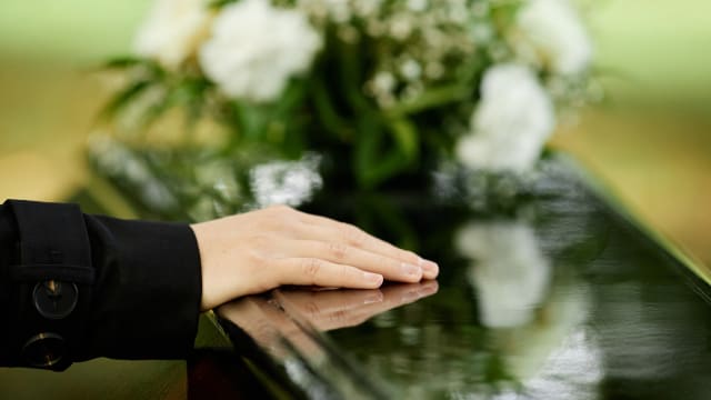 本地殡葬业服务问题引起议论 傅海燕呼吁业者尽力支持消费者