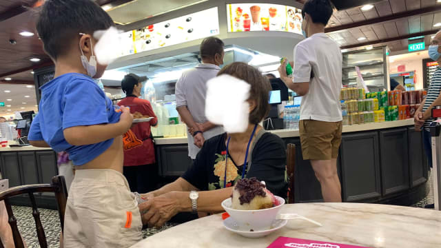妇女食阁众目下用瓶子给男童尿尿 网骂：不能接受