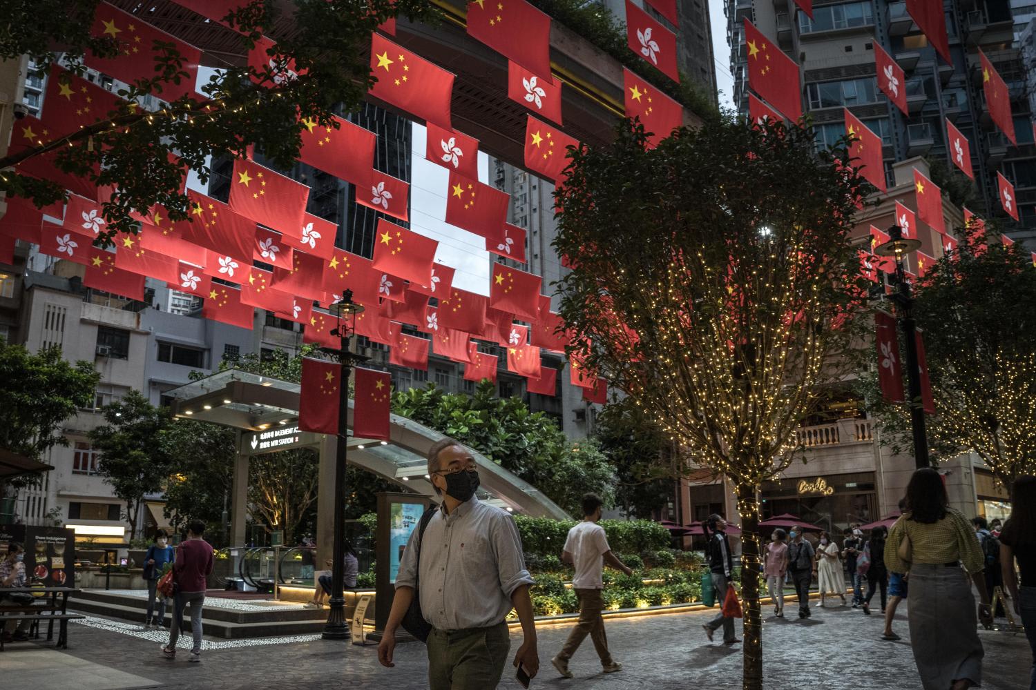 <p>People walk under a display of China's national flags and flags of the Hong Kong Special Administrative Region on Queen’s Road, June 18, 2022. </p>
<p>People walk under a display of China's national flags and flags of the Hong Kong Special Administrative Region on Queen’s Road, June 18, 2022. </p>