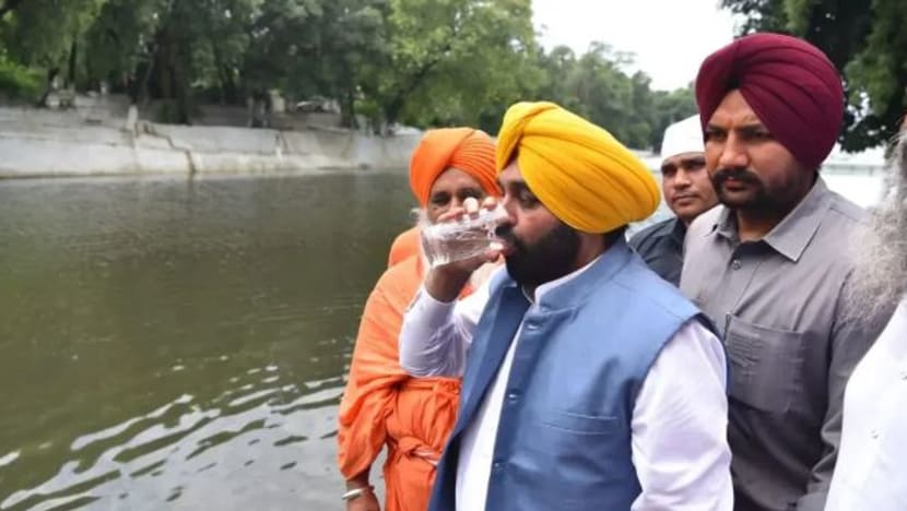 Menteri India minum air sungai untuk buktikan ia bersih; dimasukkan ke hospital