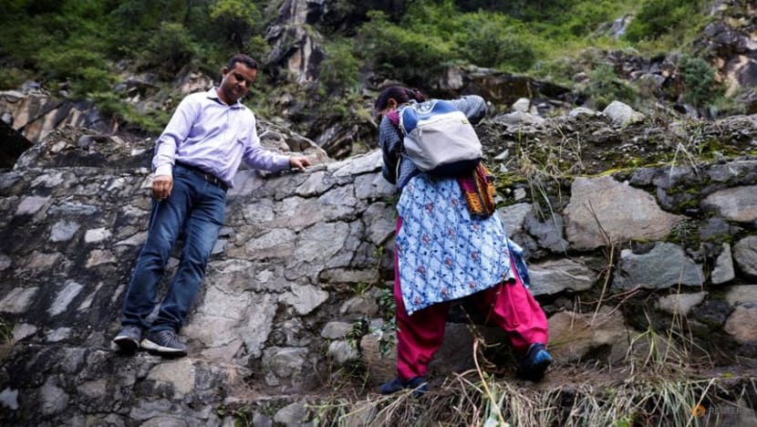 Doctors scale rockslides, invoke gods to vaccinate Himalayan villages Doctors scale rockslides, invoke gods to vaccinate Himalayan villages