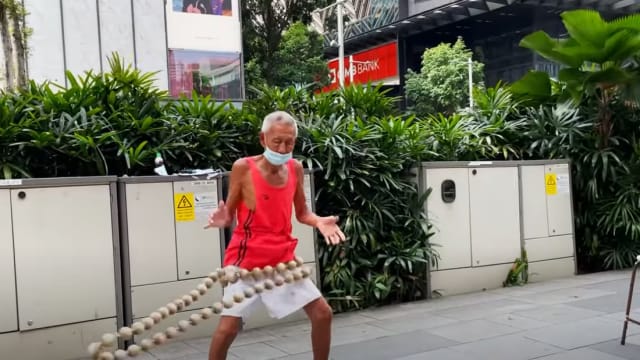 乌节路著名“木珠呼啦圈”街头艺人过世 享年80岁