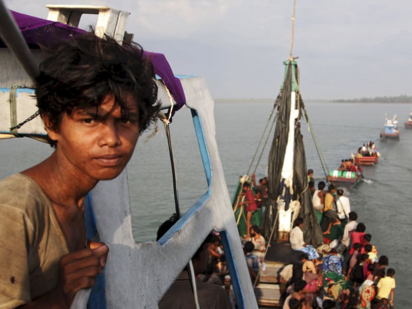 A fishing boat carrying Rohingya and Bangleshi migrants is pulled to shore by Achenese fisherman off the coast of Julok, in Aceh province May 20, 2015 in this photo taken by Antara Foto. Photo: Reuters