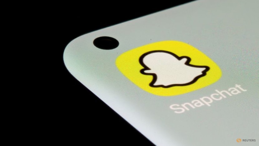Snap shares plunge 25% as economy, fierce competition slow revenue growth