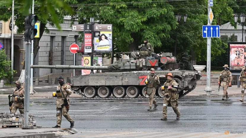Rebel Wagner mercenaries barrel towards Moscow after seizing Russian military sites