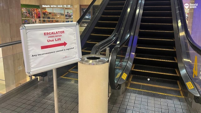 电动扶梯进行翻新工程 远东商业中心店家叹：人流减少生意惨淡 