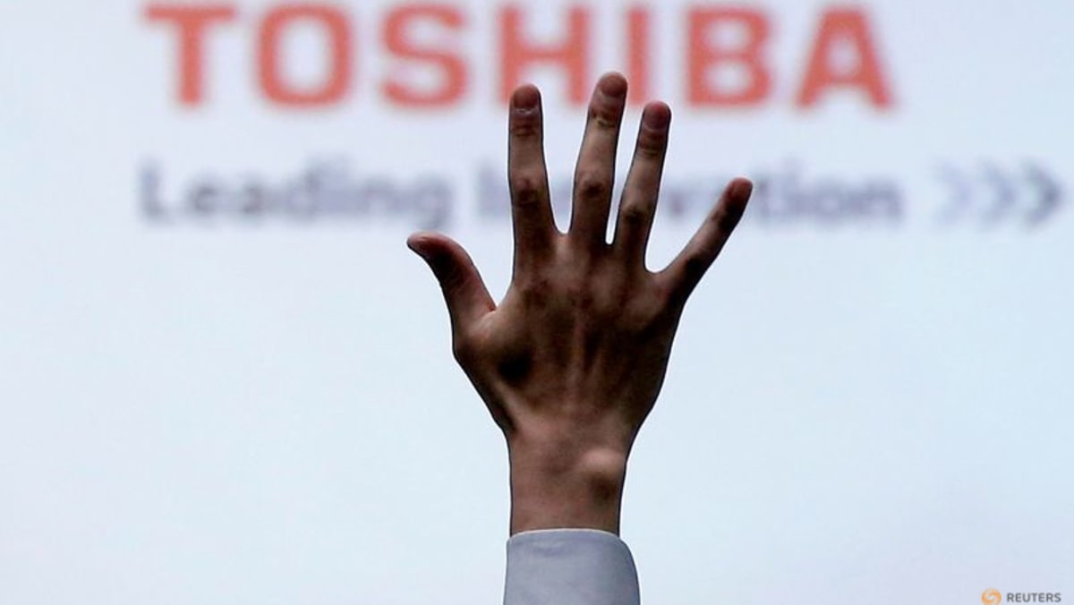 Perebutan dana senilai  miliar untuk Toshiba Jepang telah berubah menjadi sebuah ledakan besar