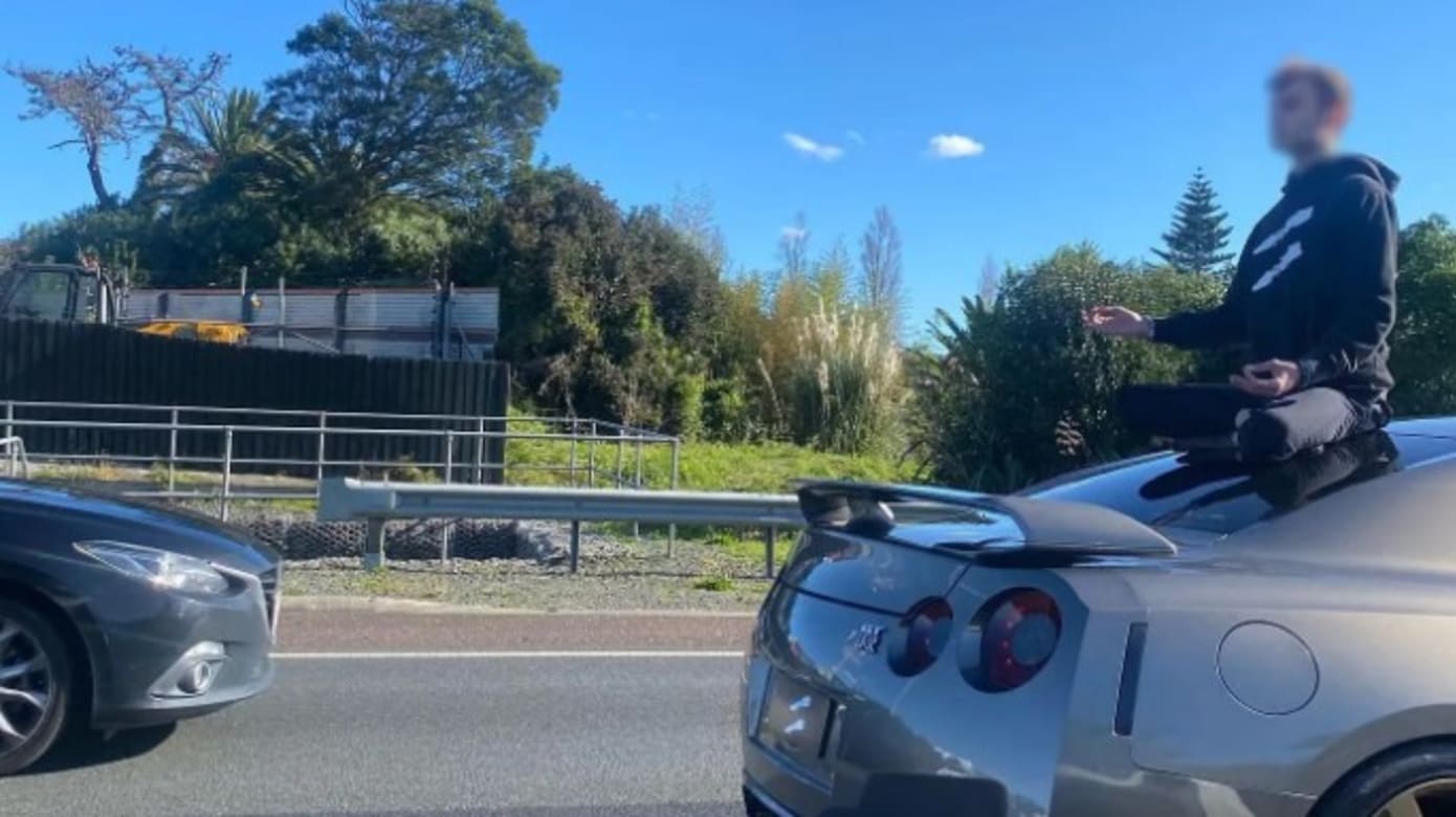 停车爬上车顶冥想 新西兰司机导致高速公路塞车
