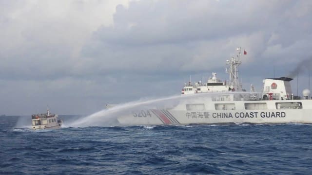 中国：菲律宾船只非法闯入南沙群岛附近海域