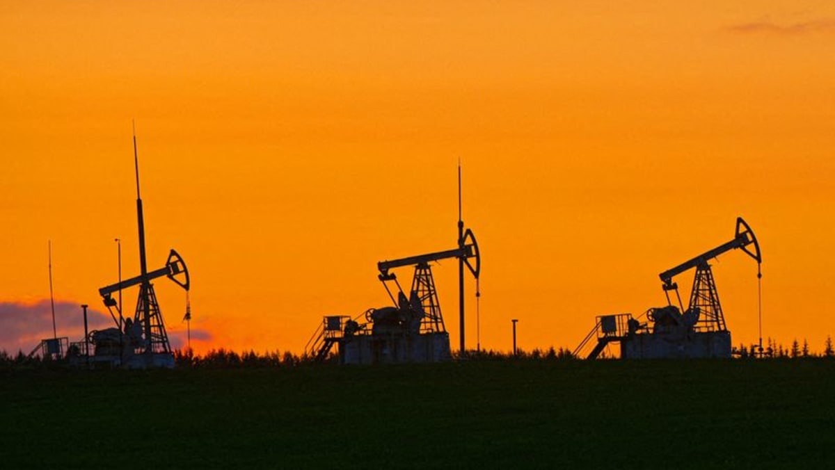 Oil falls in early trade on strong US dollar, profit taking - Vimarsana News