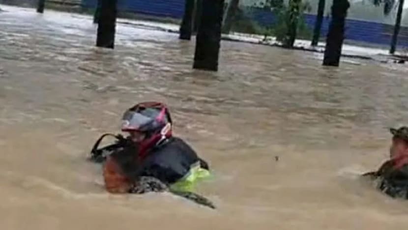 Konvoi motosikal dari SG nyaris dihanyutkan banjir di Mersing