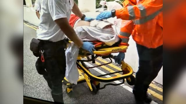 香港外籍男子坠楼压毁德士 送院后不治