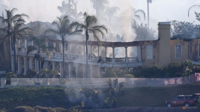 Wildfires threaten New Mexico resorts, burn California mansions Wildfires threaten New Mexico resorts, burn California mansions