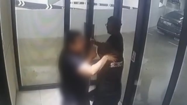 公寓保安执勤时 在电梯内遭男子袭击 