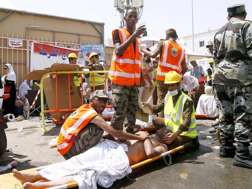 Rescue workers attend to victims of a stampede in Mina, Saudi Arabia during the annual hajj pilgrimage on Sept 24, 2015. Photo: AP