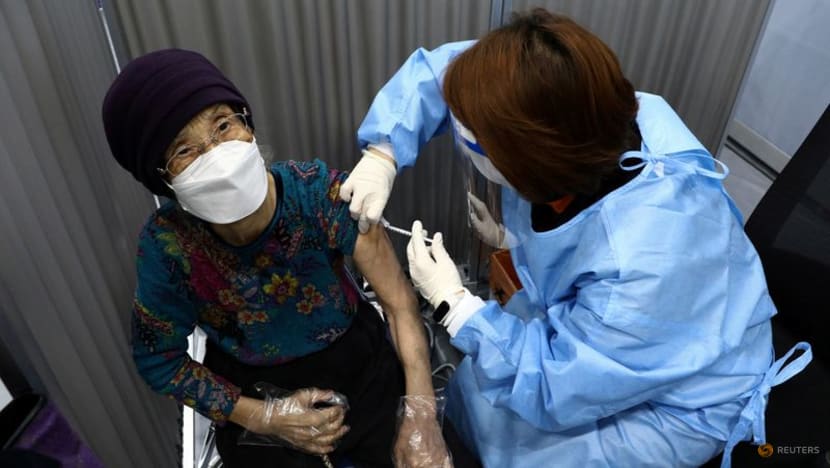 South Korea to expand roll-out of second COVID-19 booster shot to people over 60 South Korea to expand roll-out of second COVID-19 booster shot to people over 60