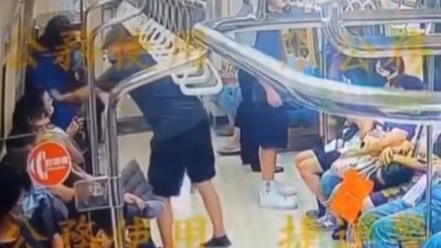 男童搭地铁不让座 台湾老翁竟抓他的头撞墙