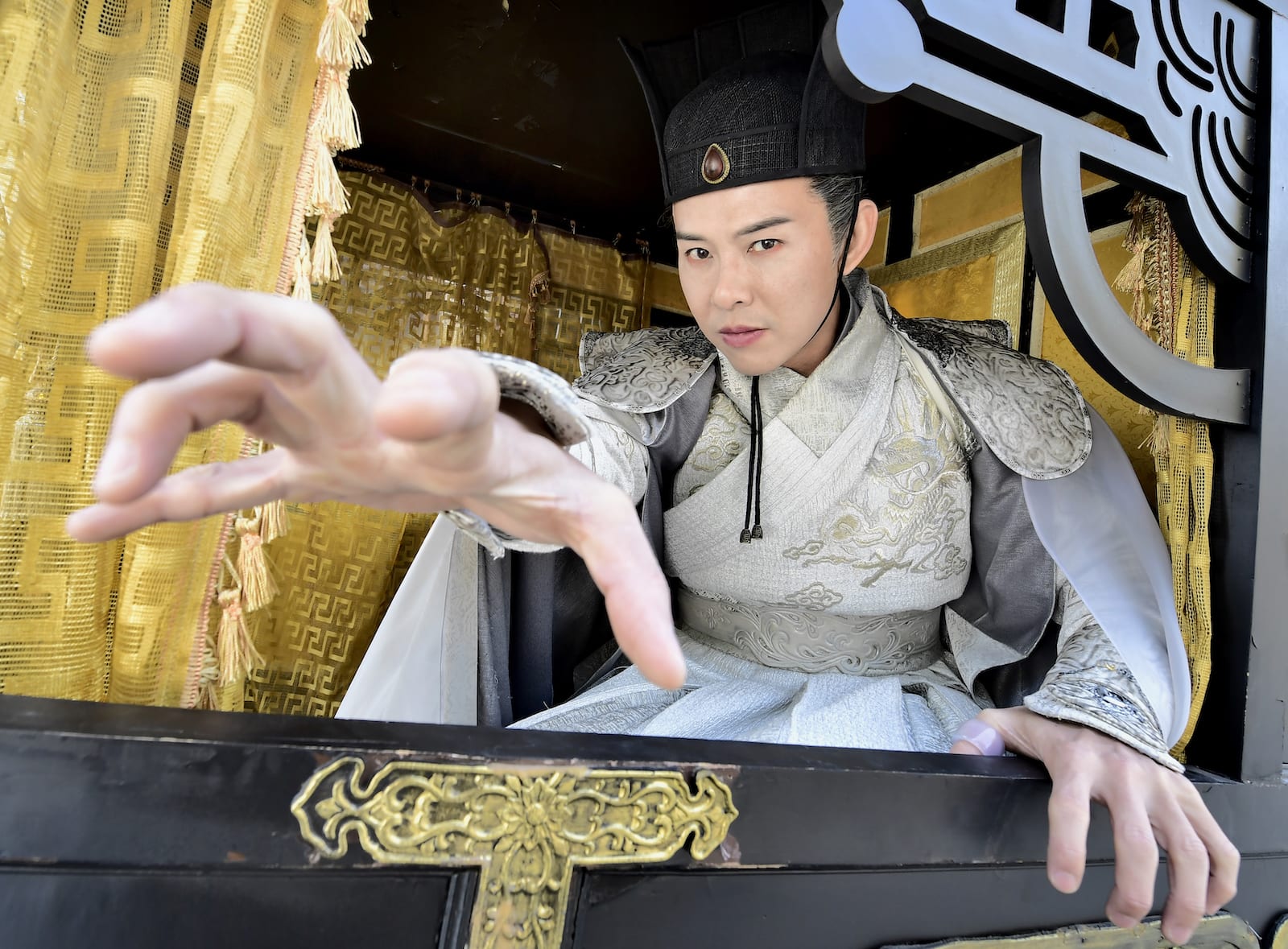 Bryan Wong's Fans In China Travelled For Hours Just To See Him On The Hengdian Set Of A Quest To Heal Bryan Wong's Fans In China Travelled For Hours Just To See Him On The Hengdian Set Of A Quest To Heal