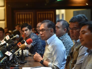 Pakatan Harappan chairman Anwar Ibrahim (centre) gives a press conference in Kuala Lumpur, Malaysia on Nov 21, 2022.