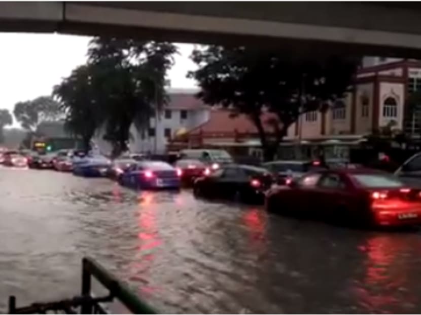 While water level had subsided slightly along Paya Lebar Road by around 6.30pm, traffic was still slow. Photo: Wong Pei Ting/TODAY