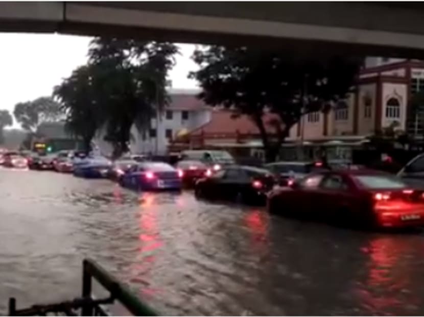While water level had subsided slightly along Paya Lebar Road by around 6.30pm, traffic was still slow. Photo: Wong Pei Ting/TODAY While water level had subsided slightly along Paya Lebar Road by around 6.30pm, traffic was still slow. Photo: Wong Pei Ting/TODAY