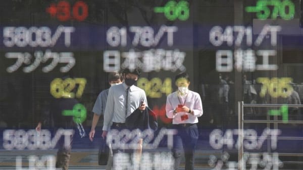 Asia shares struggle, oil tumbles as recession fears heighten - Channel News Asia (Picture 2)