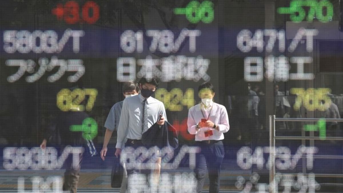 Asia shares struggle, oil falls as recession fears linger