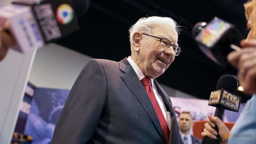 Buffett's Berkshire reveals big stakes in Verizon, Chevron
