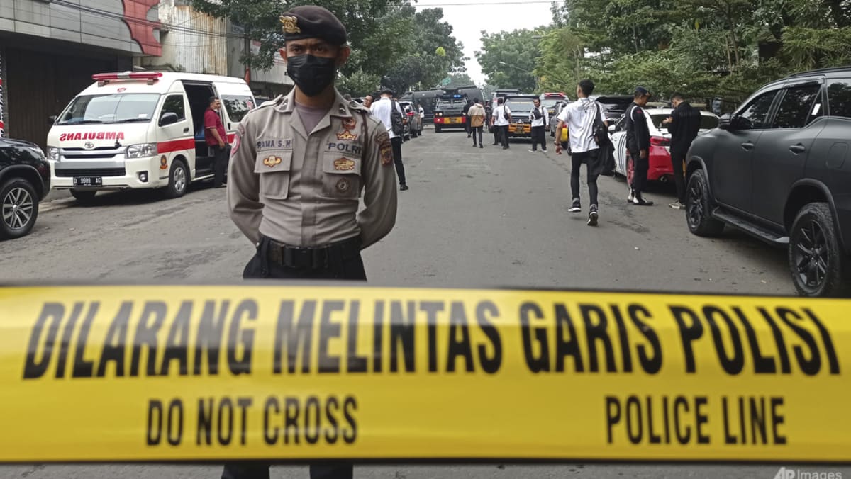 Bom bunuh diri di Indonesia membunuh petugas polisi;  penyerang meninggalkan catatan yang mengkritik KUHP baru