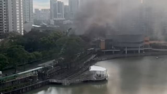 武吉班让路一辆车子起火 民众：听到阵阵爆炸声