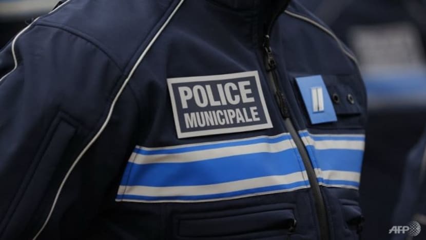 Pegawai polis Perancis cedera selepas ditikam di Cannes