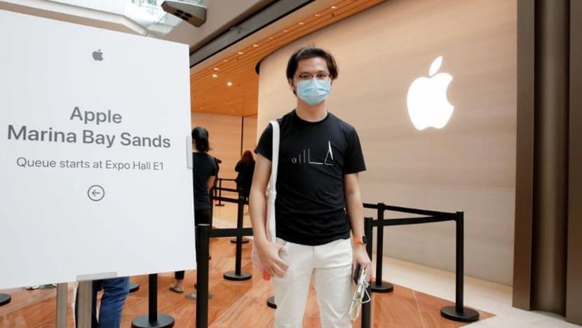 Pelanggan pertama gedung 'terapung' Apple di MBS tiba 4 jam lebih awal
