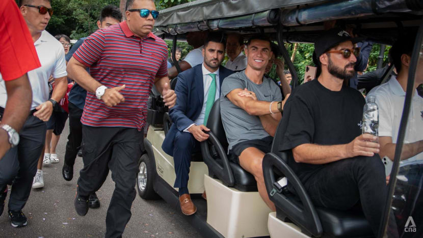 Cristiano Ronaldo visits Singapore, surrounded by fans at Botanic Gardens Cristiano Ronaldo visits Singapore, surrounded by fans at Botanic Gardens