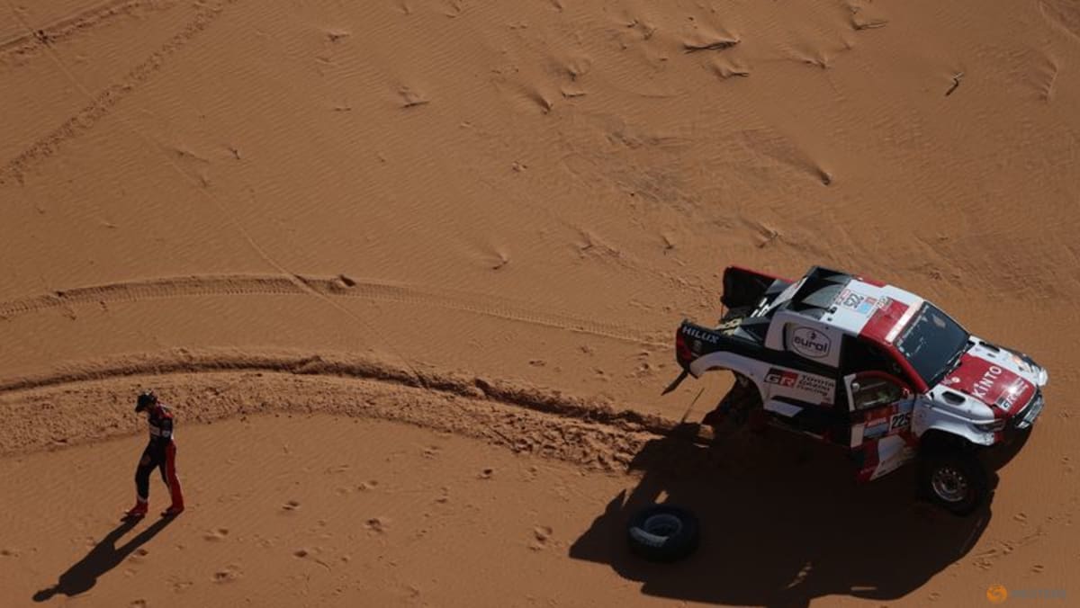 Rallying-Lategan memenangkan etape kelima saat Loeb memangkas keunggulan Dakar dari Al Attiyah