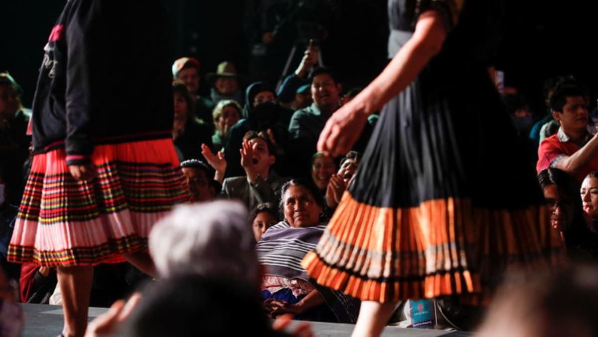 Perancang busana dan perajin pribumi menantang plagiarisme di runway Mexico City