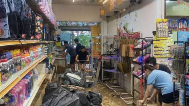柔佛大水灾泡坏开学用品 批发商蒙受约百万令吉损失