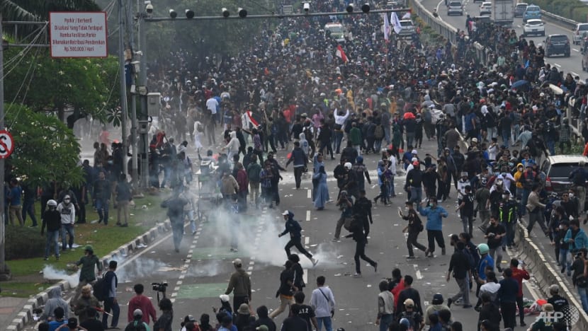Indonesia police fire tear gas to disperse protest at parliament Indonesia police fire tear gas to disperse protest at parliament