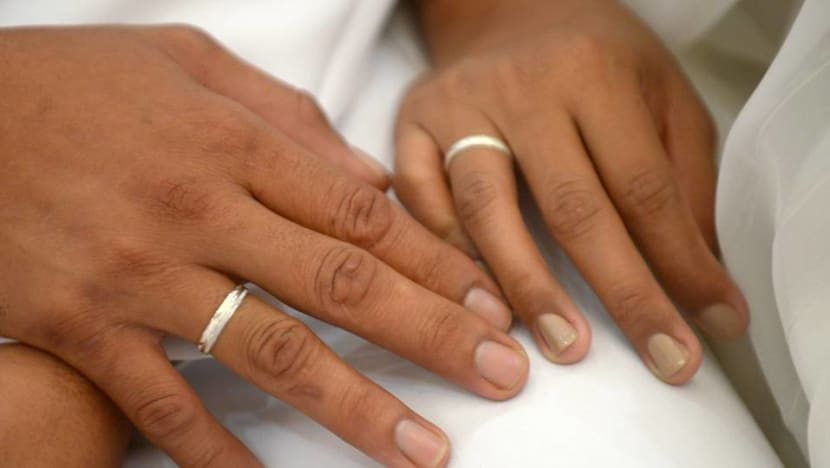 1 in 4 Singaporeans marrying non-residents, increasing proportion involves non-resident men 1 in 4 Singaporeans marrying non-residents, increasing proportion involves non-resident men