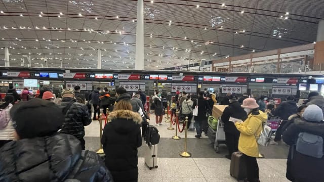中国疫来首开国门 北京上海机场出现人潮