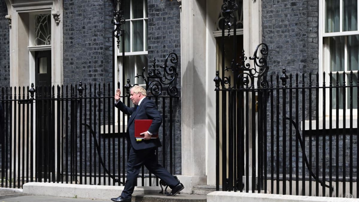 Perdana Menteri Inggris Boris Johnson berpegang teguh pada kekuasaan saat pengunduran diri menumpuk