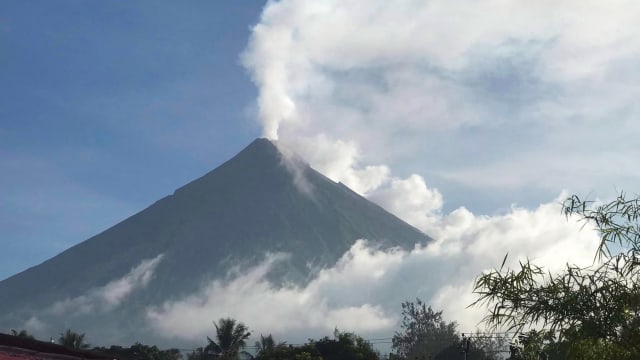 菲律宾马荣火山喷出有害火山灰和气体 成千上万居民已疏散