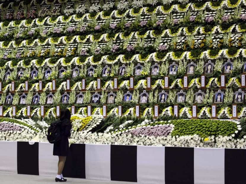 A girl pays tribute to the victims of the sunken ferry Sewol during a temporary memorial at the auditorium of the Olympic Memorial Museum in Ansan, south of Seoul, South Korea, April 24, 2014. Photo: AP