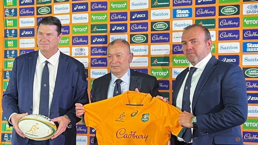 Jones wrestles with pivotal issue of who plays flyhalf for Australia Jones wrestles with pivotal issue of who plays flyhalf for Australia