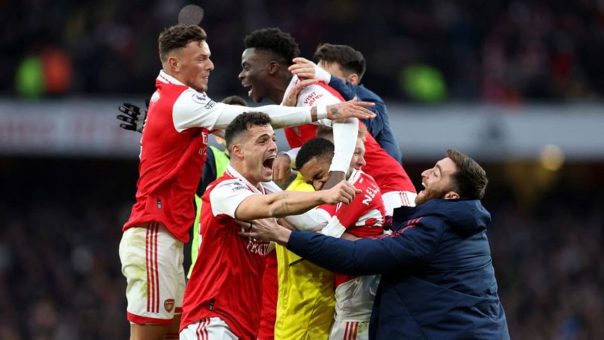 Arsenal memastikan kemenangan comeback yang mendebarkan, Man City terus mengejar