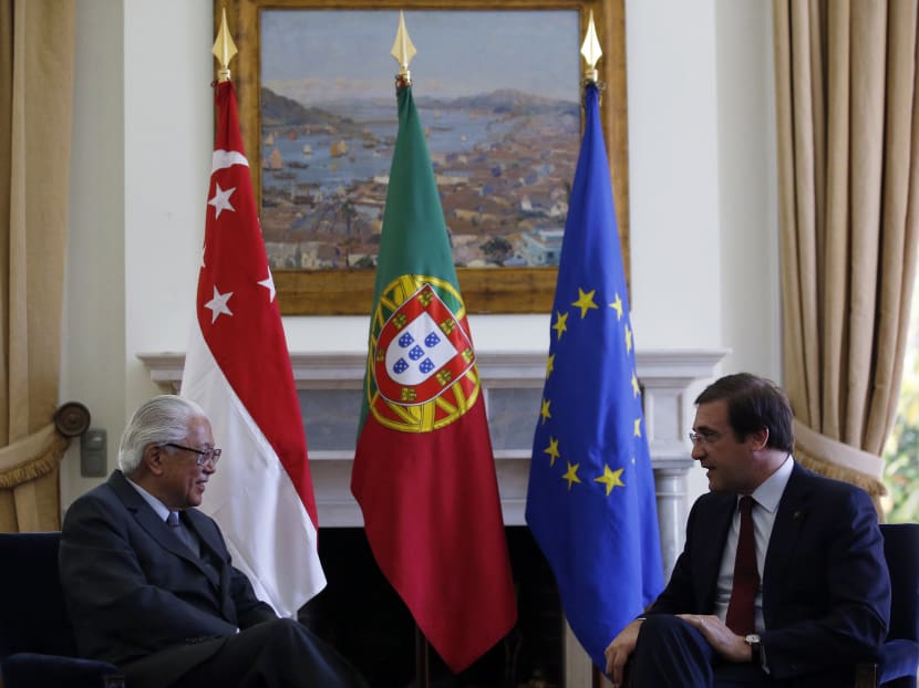 Singapore's President Tony Tan Keng Yam speaks with Portugal's Prime Minister Pedro Passos Coelho (Right) at Sao Bento palace in Lisbon on May 5, 2014. Photo: Reuters