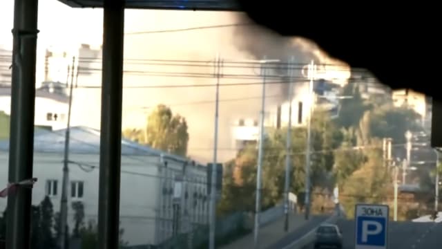 俄军导弹无人机攻击乌克兰 一栋住宅大楼被击中