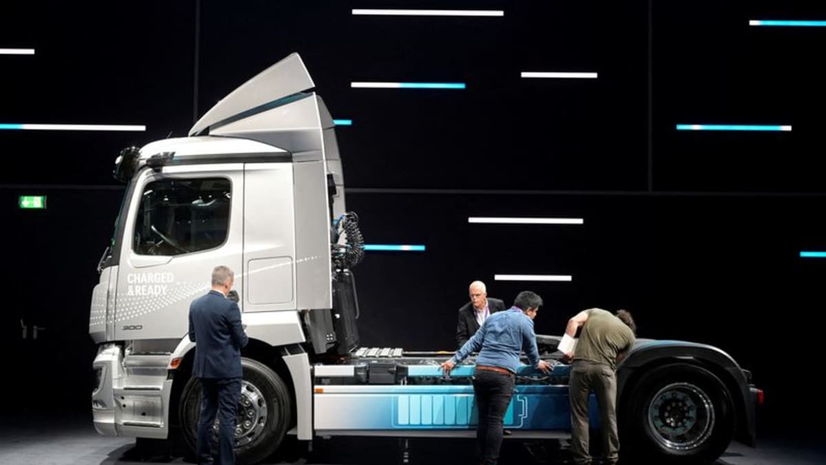 Daimler Truck memperingatkan bahwa masalah rantai pasokan belum berakhir karena penjualan meningkat pada kuartal ketiga